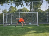 Laatste training S.K.N.W.K. JO8-1 (partijtje tegen de ouders) van maandag 2 juni 2025 (115/123)